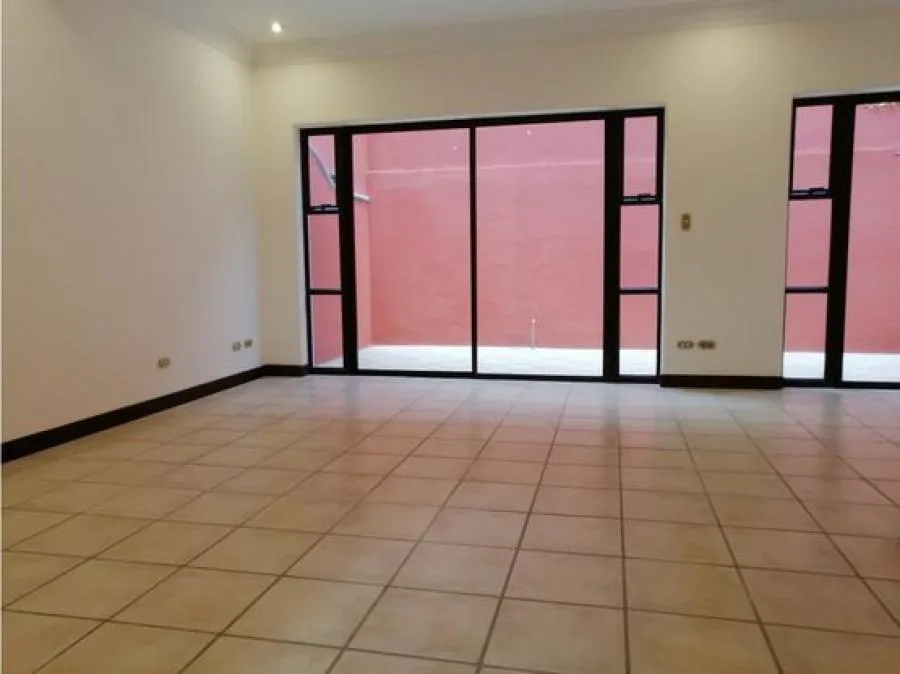 Casa en Venta en Guayabos de Curridabat   5PJG7166478 - Venta en Curridabat