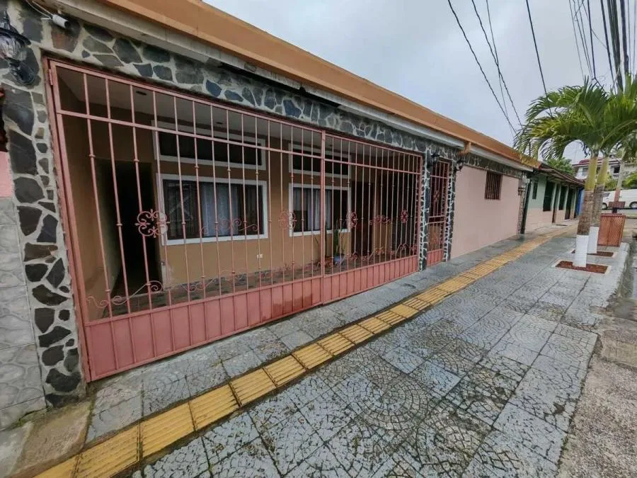 Venta de Propiedad con tres apartamentos en San Isidro de Heredia #UR5437 - Venta en San Isidro