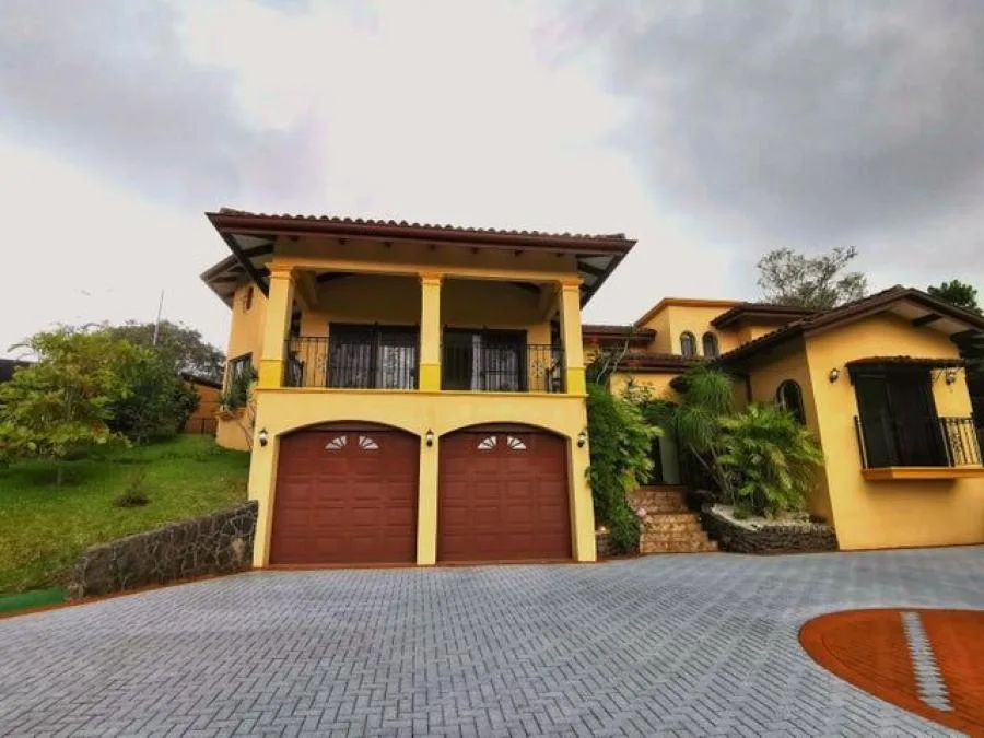 Hermosa Casa de EStilo Colonial en Santa Barbara  - Venta en Santa Bárbara