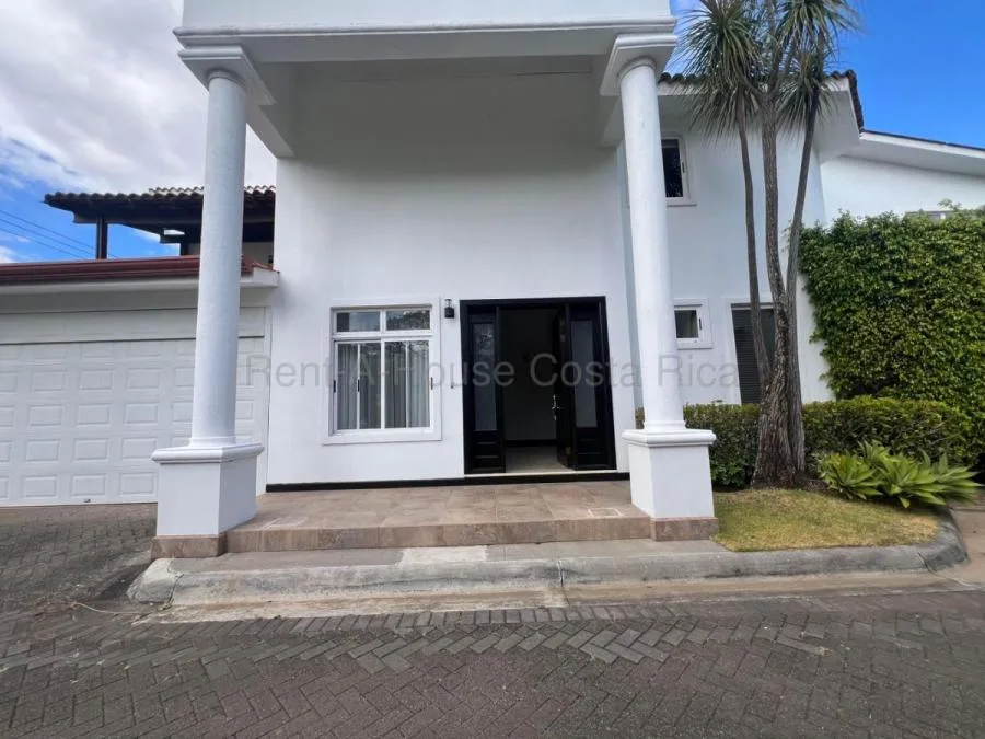 Casa de lujo con amplios espacios y acabados premium en residencial exclusivo 26-1558 GS - Venta en Santa Ana