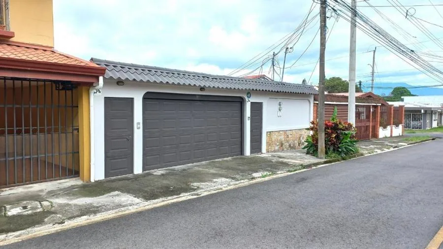 Venta de Casa + APTO en San Vicente de Moravia.  - Venta en Moravia
