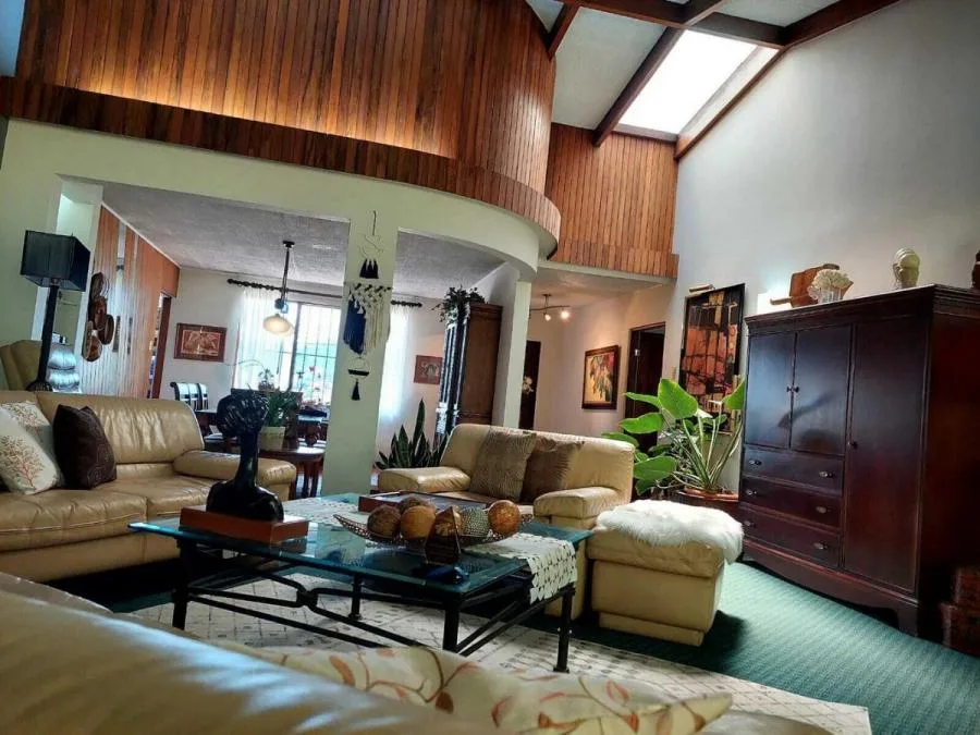 Casa con detalles de Madera en Venta en San Jose, San Jose  - Venta en San José