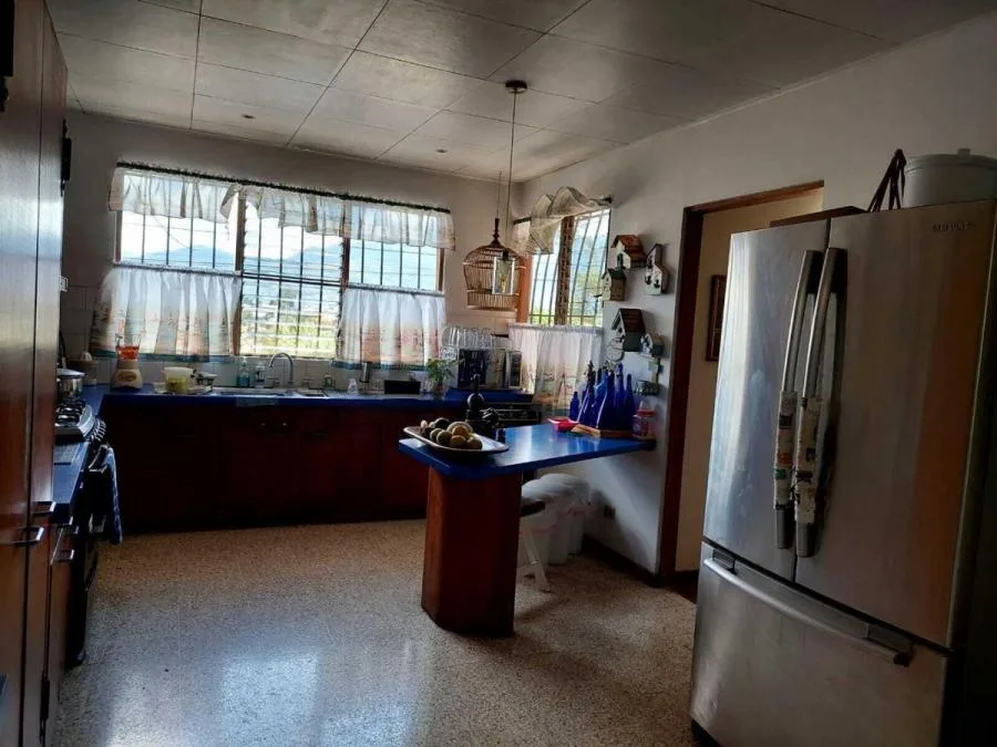 Casa con detalles de Madera en Venta en San Jose, San Jose  - Venta en San José — photo 3