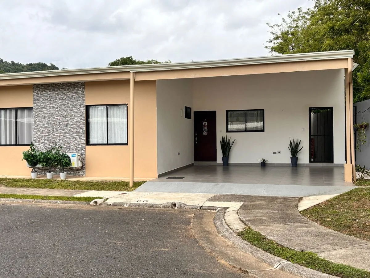 SE VENDE CASA AMOBLADA EN CONDOMINIO ARENAS HERRADURA - Venta en Garabito