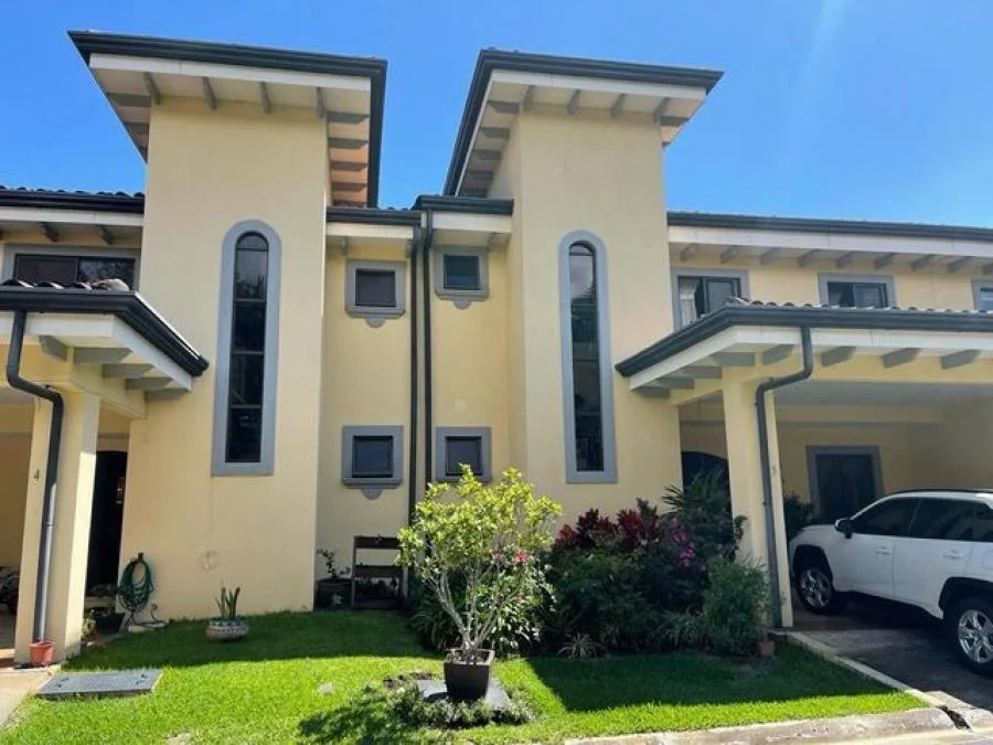 SE VENDE CASA EN SAN JOSE, ESCAZU - Venta en Escazú