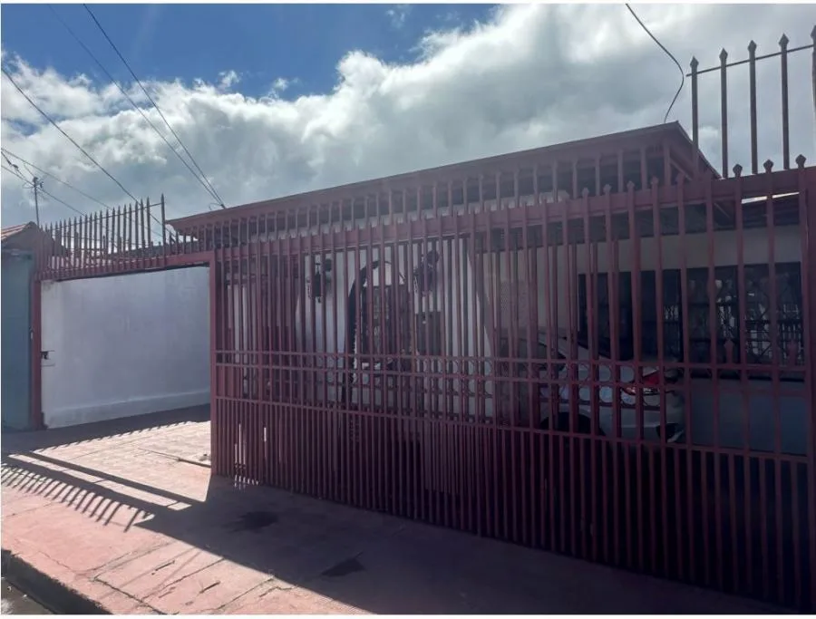 Venta de casa con uso mixto en Rohmoser, San José US$242,500 #ER006 - Venta en Pavas