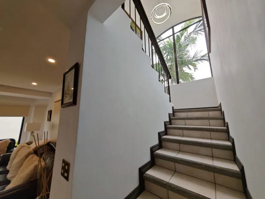 Venta de casa recien remodelada en Residencial Vereda Real, Santo Domingo - Venta en Santo Domingo — photo 3