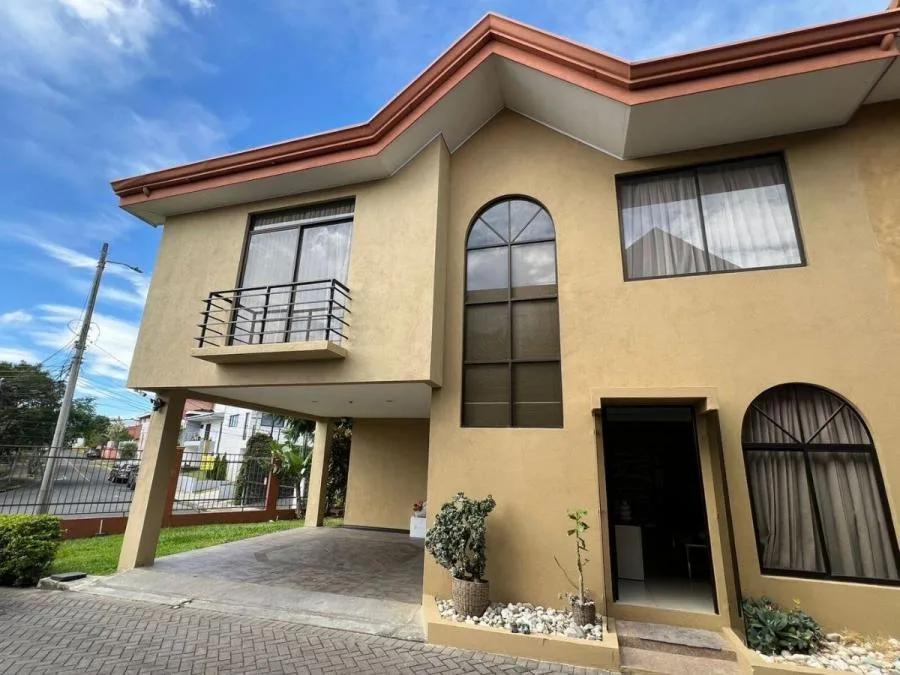 CASA EN VENTA EN ESCAZU, cod: CTL MLS #26-54 - Venta en Escazú