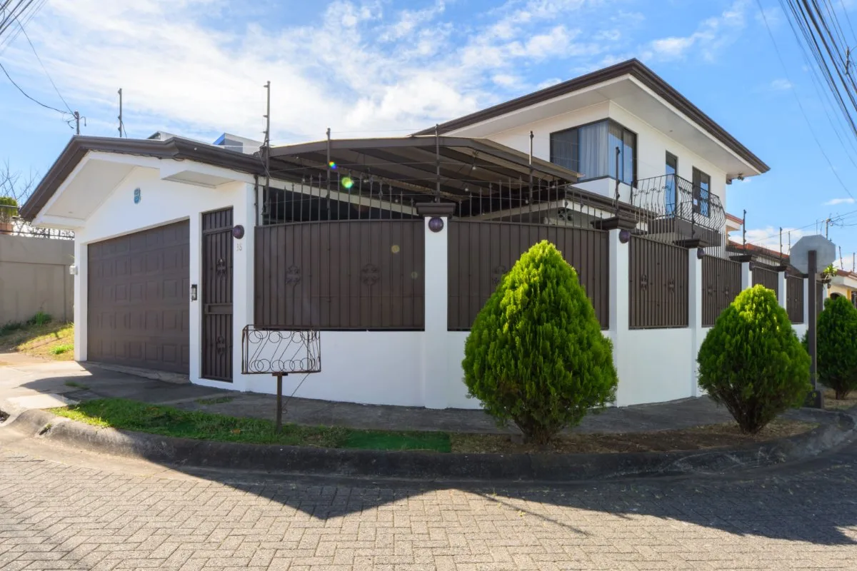 VENTA DE CASA ESQUINERA EN RESIDENCIAL PÁRAMO, SAN PABLO, HEREDIA - Venta en San Pablo