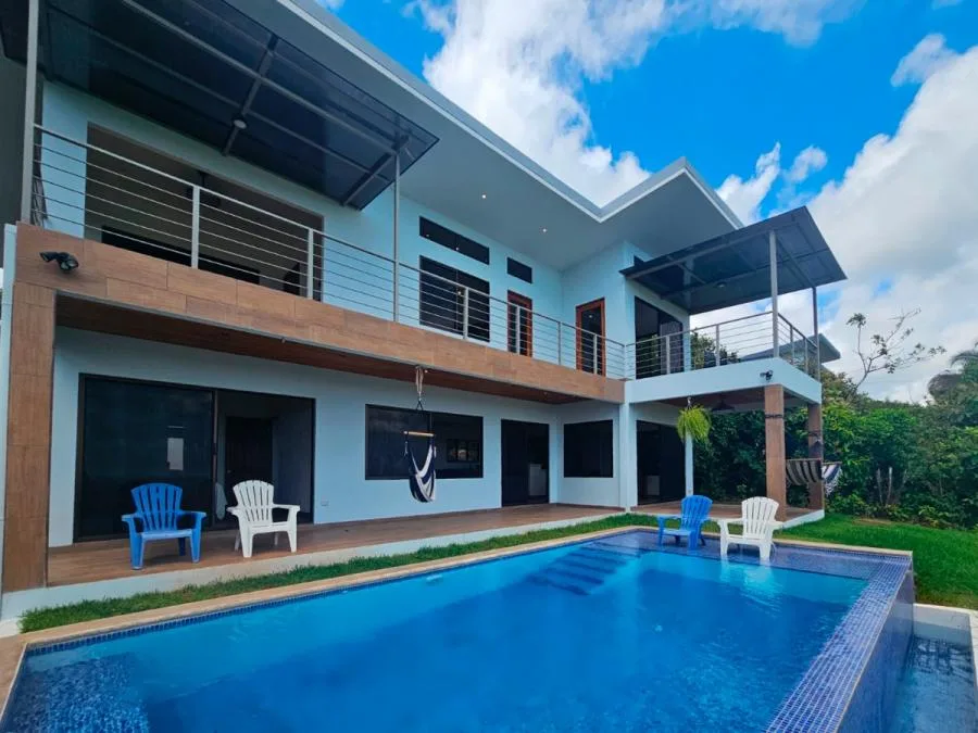 Casa con vista al mar en Guapinol, Parrita - Venta en Quepos