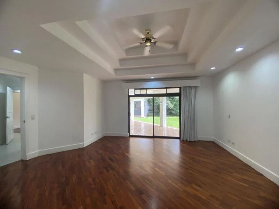 Casa en alquiler de un nivel en Lindora Santa Ana MGA - Alquiler / Renta en Santa Ana