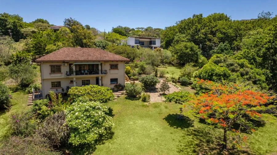 Vendo casa en Residencial Villas del Arroyo, Guácima Alajuela. Hermosa propiedad de 11.500 m2 y casa - Venta en Guácima