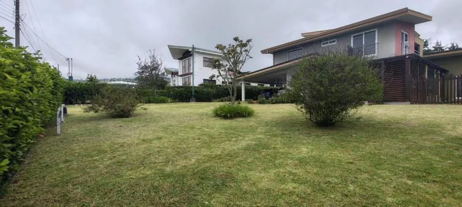 Venta de Casa en lote de 1757 m2  en Residencial en San Rafael de Oreamuno Cartago  - Venta en Oreamuno