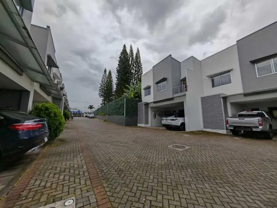 Alquiler de casa amoblada en condominio Vistas de Moravia UC4951 - Alquiler / Renta en San José