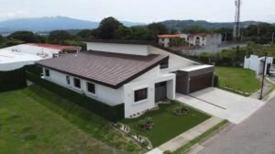 Venta de Moderna Casa en Santa Ana, San José / Mls 25-337 OFC JB - Venta en Santa Ana