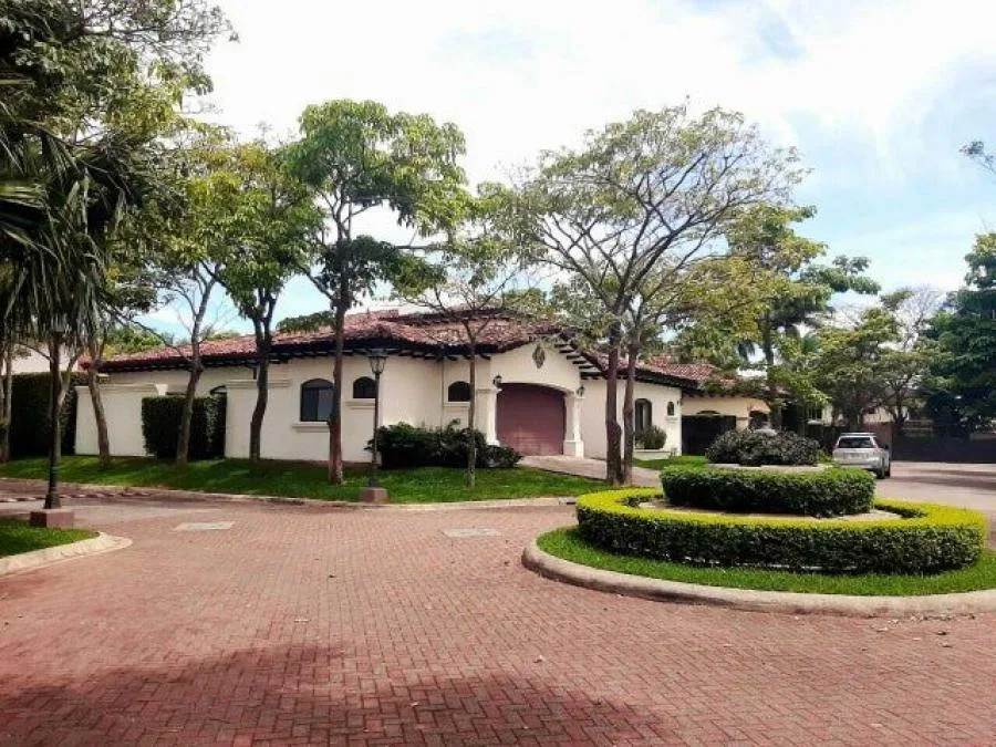 VENTA de Bellisima  propiedad de 702 M2 ubicada en Lindora Sta Ana //25-167 - Venta en Santa Ana