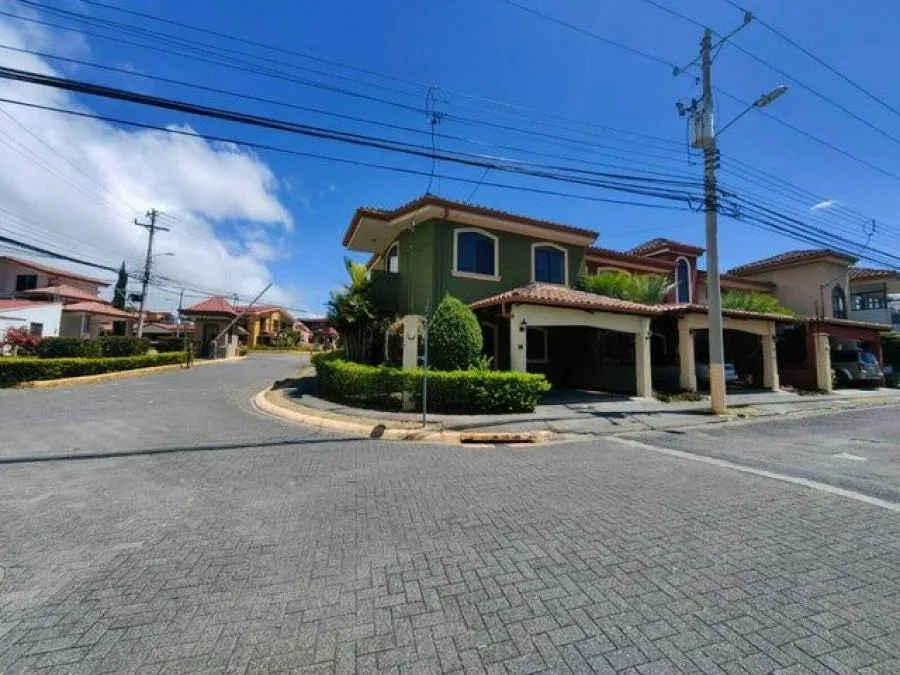Casa esquinera con cuatro habitaciones en condominio en Heredia RAH 23487 - Venta en Heredia