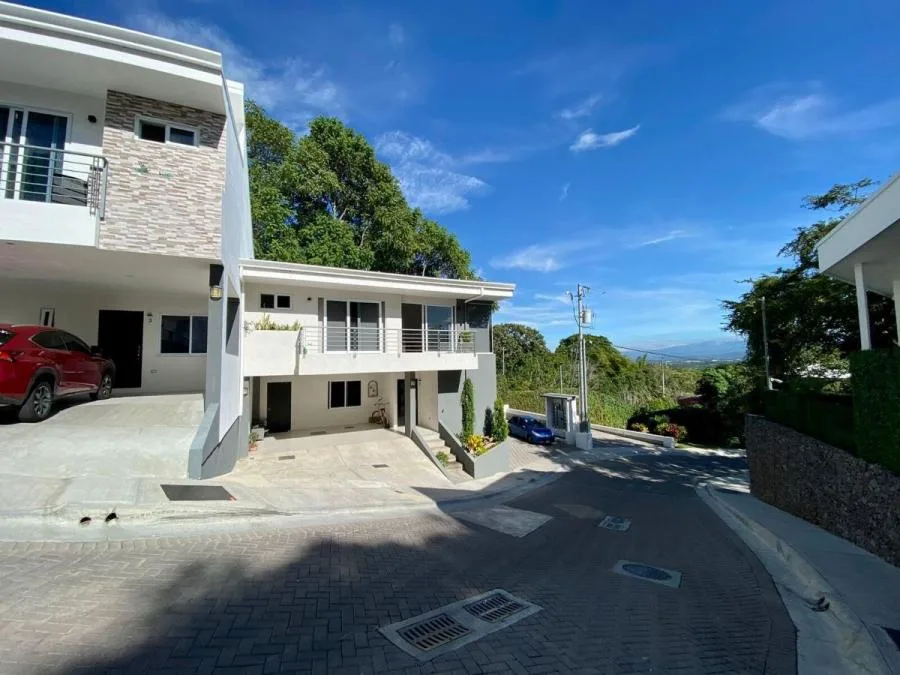 Venta de apartamento con jardin en condominio pet friendly  - Venta en Santa Ana