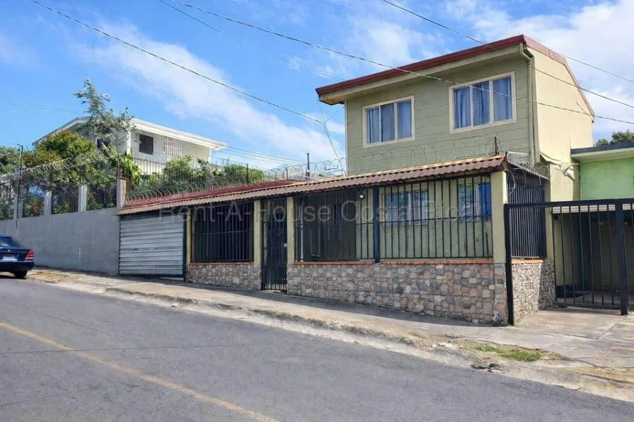 Venta de casa con alto potencial sea para vivir o invertir en Goicoechea Ipis 26-1515 - Venta en Goicoechea