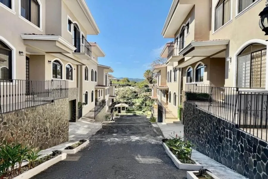 Venta de casa en condominio en Pinares, Curridabat $360.000 #LL190 - Venta en Curridabat