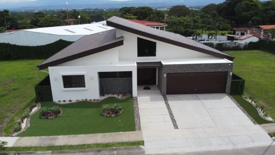 Casa en venta moderna con jardines y diseño exclusivo en Santa Ana #26-1487 GS - Venta en Santa Ana