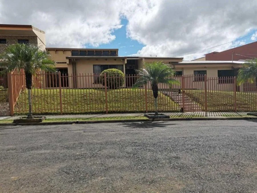 Espectacular casa, construida con un gusto exquisito RAH 23-1620 y acabados y materiales de primera - Venta en Curridabat