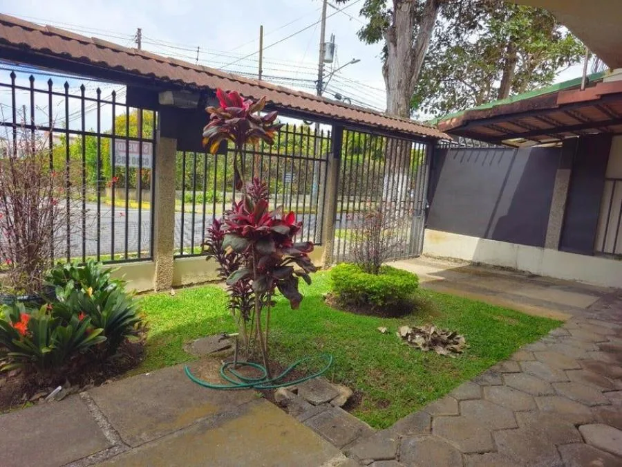 VENTA DE CASA EN MONTES DE OCA  LOURDES  PBR - Venta en Montes de Oca — photo 2