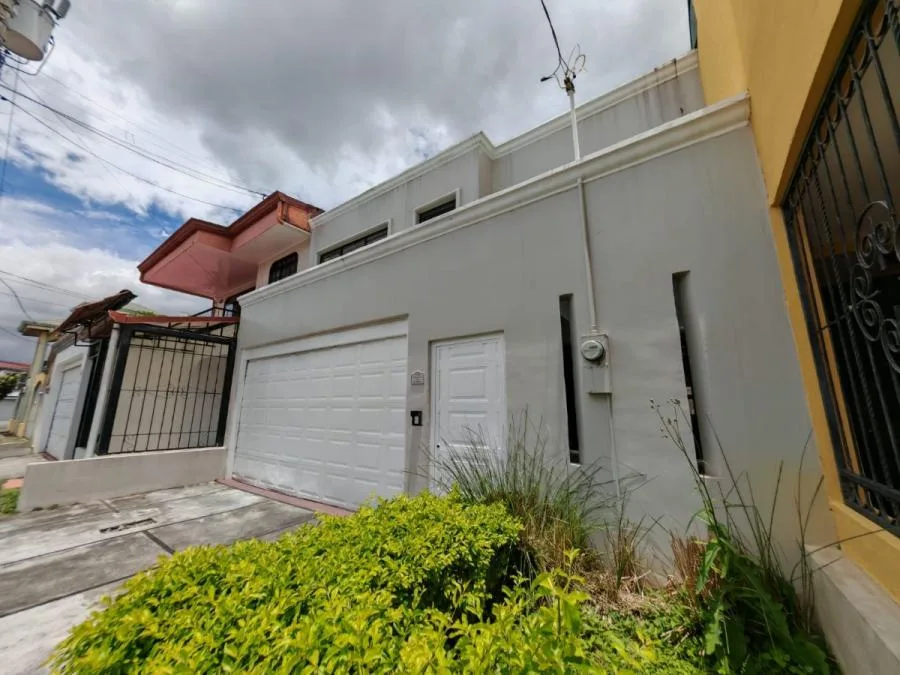 Venta de casa en Residencial Omega, La Unión #RE001 - Venta en La Unión