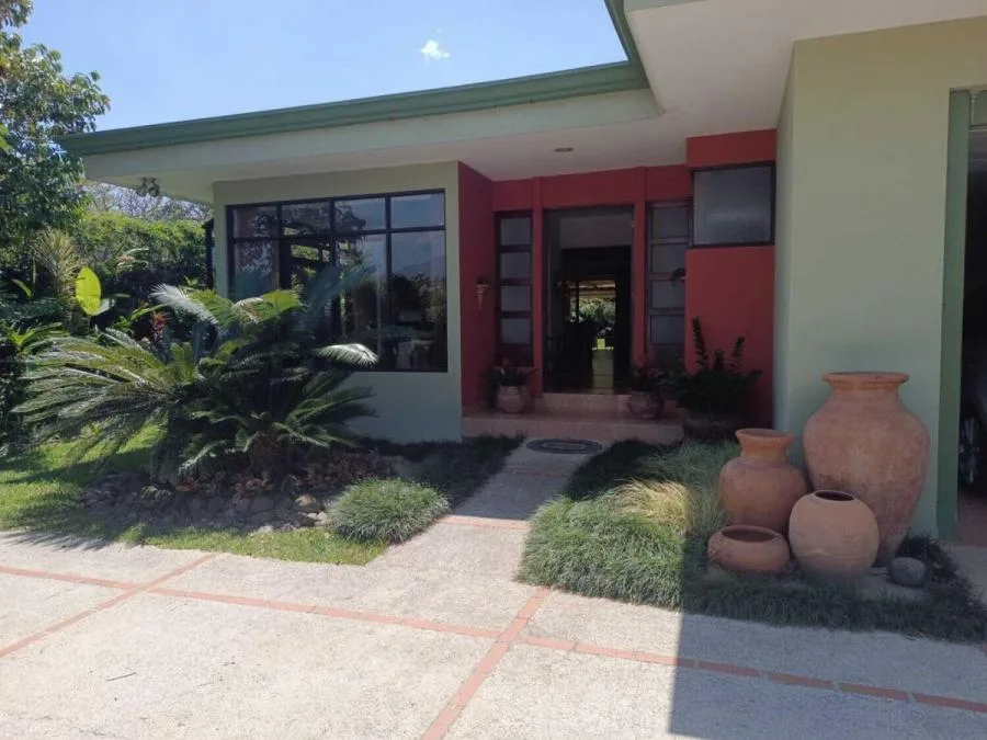 CASA EN VENTA EN ESCAZU, MLS #24-1294 - Venta en Escazú