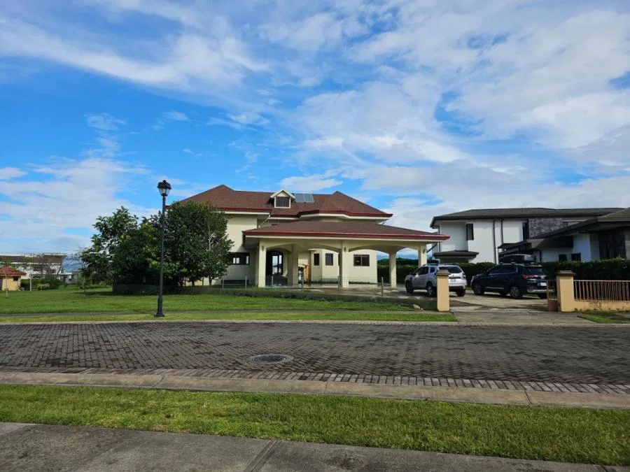Se vende casa en Guácima, Alajuela (DJ 24-709) - Venta en Guácima