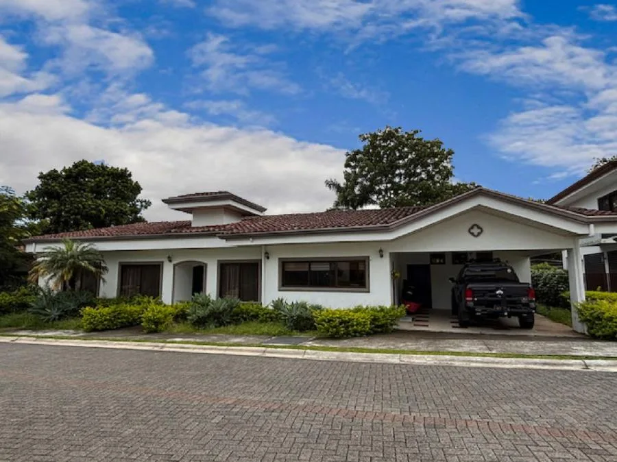 Venta de casa de Una Planta en condominio en Piedades de Santa Ana - Venta en Santa Ana