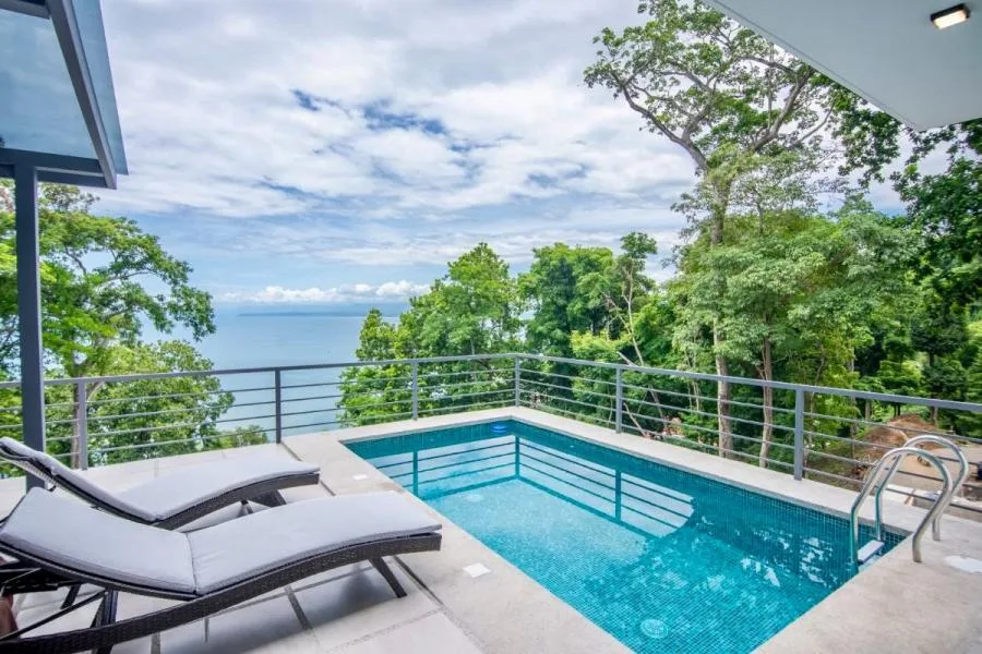 Moderna Villa Amueblada con Piscina Privada y Vista al Mar en Punta Leona, Costa Rica - Alquiler / Renta en Garabito