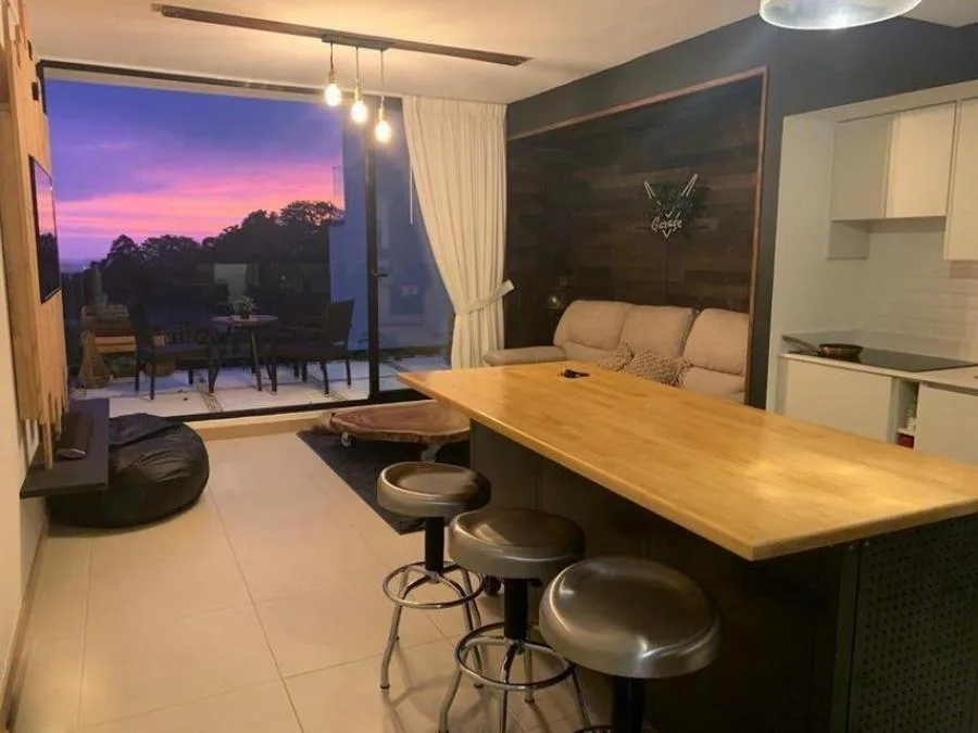 En venta bello apartamento de dos niveles totalmente amueblado RAH 24-38 - Venta en Montes de Oca