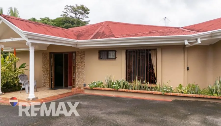 ELEGANTE Y ESPACIOSA CASA A LA VENTA CON LLAVE EN MANO EN EL CENTRO DE PÉREZ ZELEDÓN - Venta en Perez Zeledón