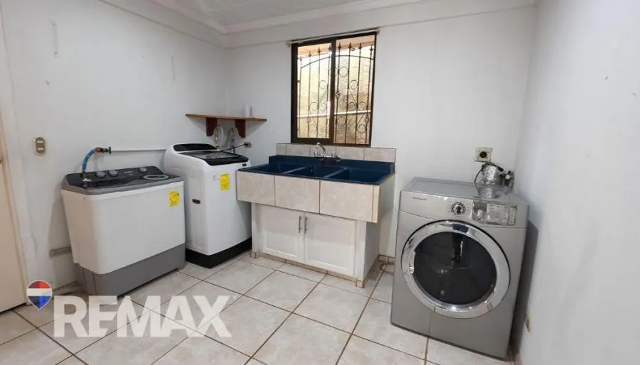 ELEGANTE Y ESPACIOSA CASA A LA VENTA CON LLAVE EN MANO EN EL CENTRO DE PÉREZ ZELEDÓN - Venta en Perez Zeledón — photo 2