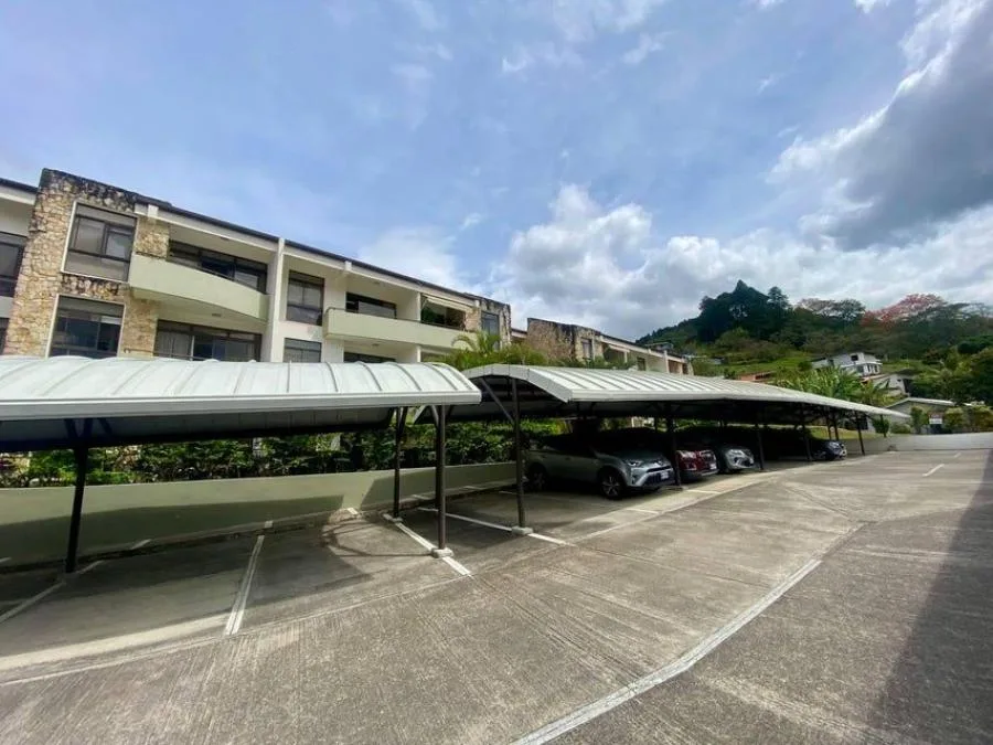 Venta amplia propiedad con casa y apartamento Santa Ana - Venta en Santa Ana