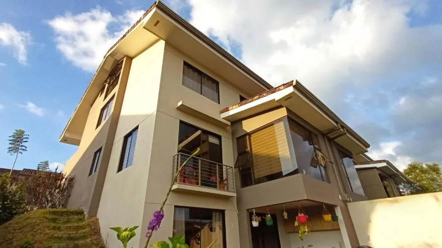 Venta de Casa con los espacios amplios en Sabanilla.  - Venta en Montes de Oca