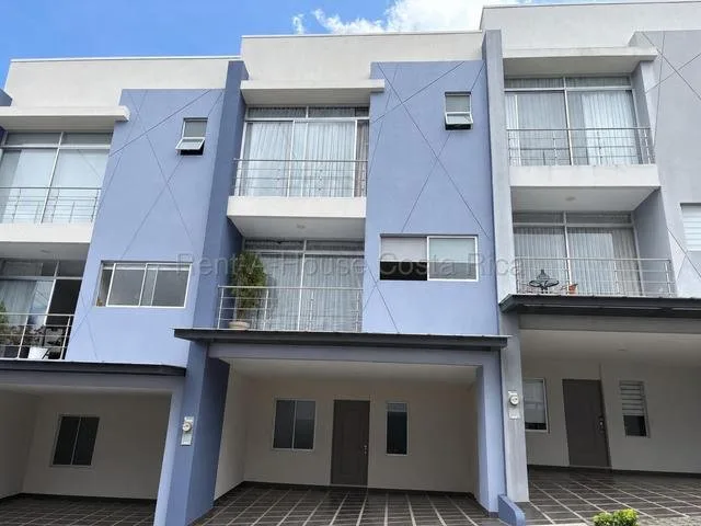 SE VENDE CASA EN HACIENDA LINCOLN SANTO DOMINGO HEREDIA - Venta en Santo Domingo