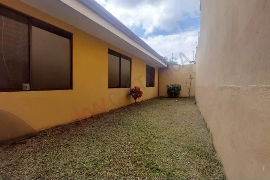 Venta de CAsa en San Rafael de Heredia, residencial pequeño - Venta en Santiago
