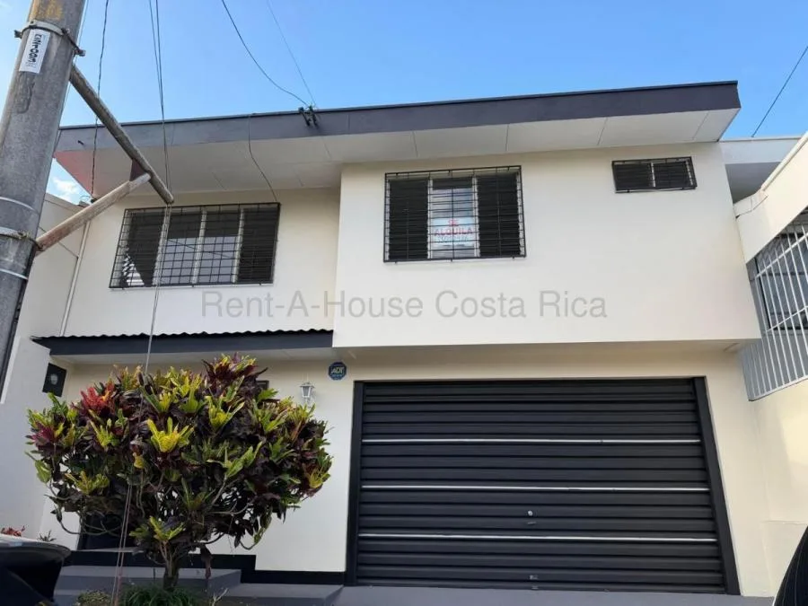 Casa amplia de 2 niveles con patio interno y excelente iluminación #26-1593 GS - Alquiler / Renta en San José
