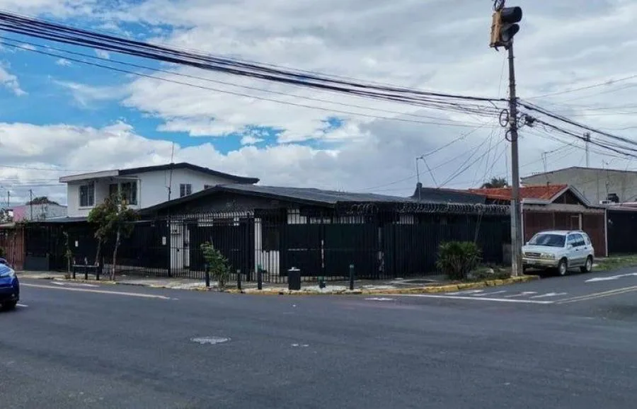 Casa mas cuatro apartamento ubicados en zona de alta plusvalia en Tibas RAH 232879 - Venta en Tibás