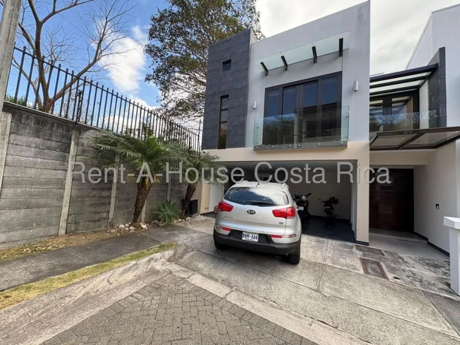 Casa moderna de tres niveles con 5 habitaciones y área social con deck #26-1463 GS - Alquiler / Renta en Santa Ana