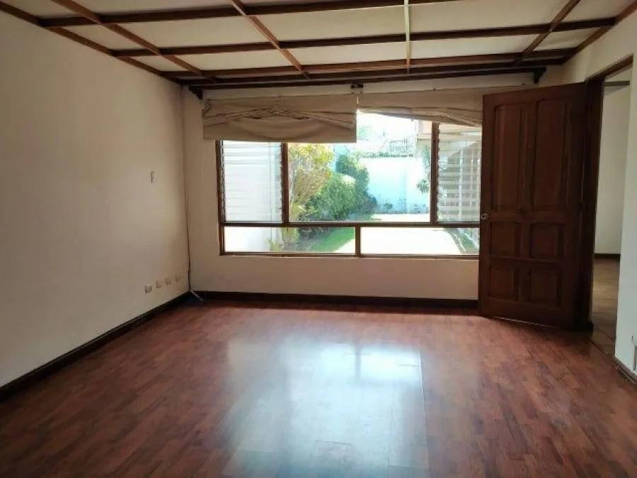 Casa en alquiler en condominio La Guaria con excelente ubicación en Moravia RAH 232023 - Alquiler / Renta en Moravia — photo 4
