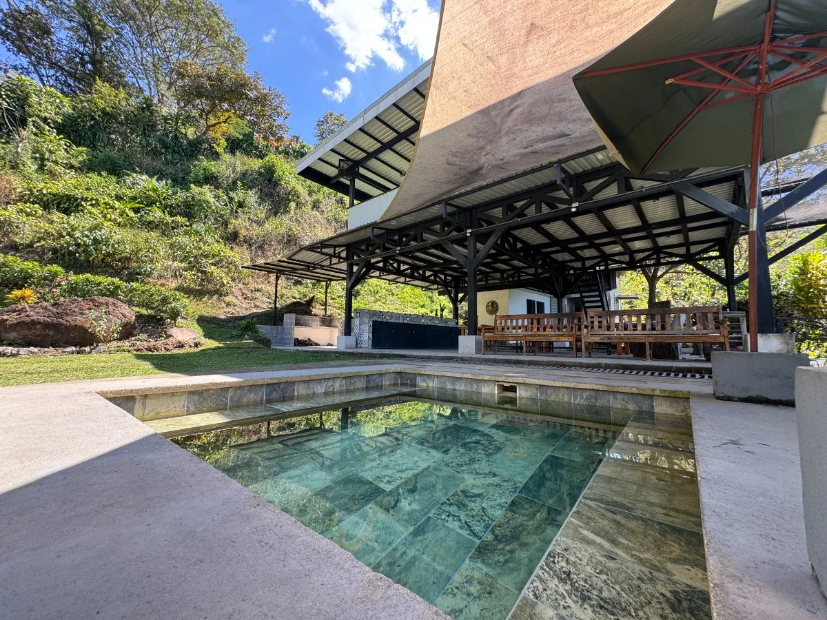 Refugio Privado con Piscina-Río cerca de San José - Alquiler Vacacional en Turrubares