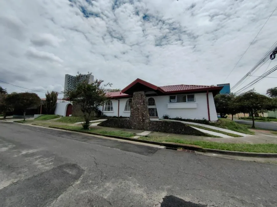 Casa esquinera con uso de suelo mixto y amplio jardin en Sabana Sur RAH 23194 - Alquiler / Renta en San José