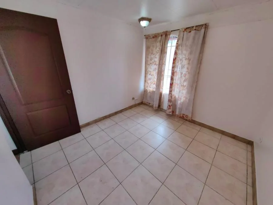 Casa esquinera con uso de suelo mixto y amplio jardin en Sabana Sur RAH 23194 - Alquiler / Renta en San José — photo 3
