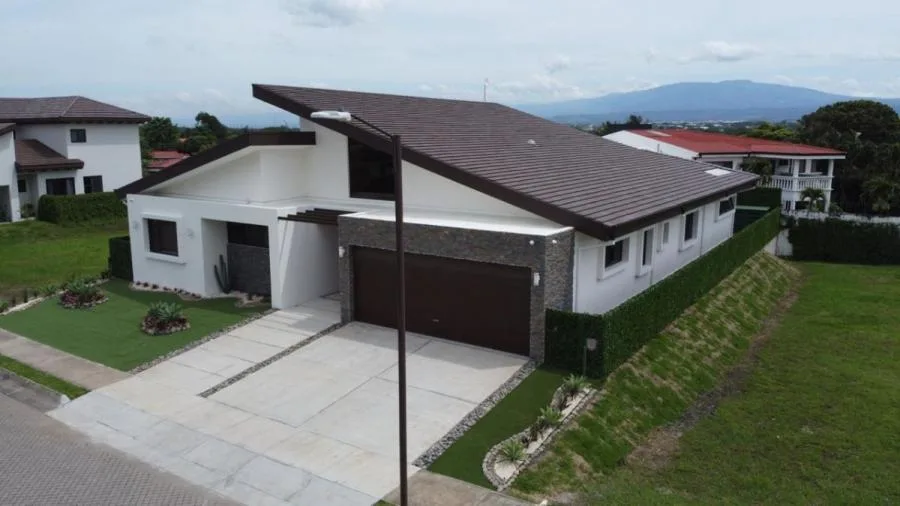 Venta de Casa en Uruca de Santa Ana. - Venta en Santa Ana