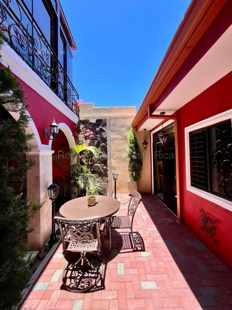Hermosa casa con patio interno y terrazas en exclusivo condominio en Heredia #26-1608 GS - Venta en Heredia