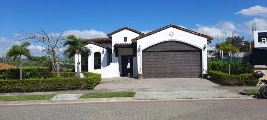 Casa en Venta en La Guácima, Alajuela. RAH 23-1322 - Venta en Alajuela