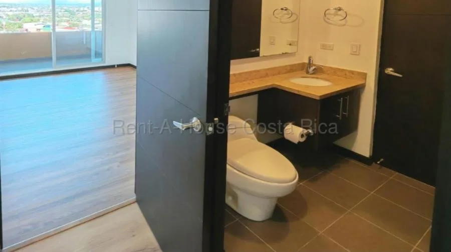 Moderno apartamento con balcón, 2 parqueos, bodega y amenidades tipo resort #26-1685 GS - Venta en San José — photo 2